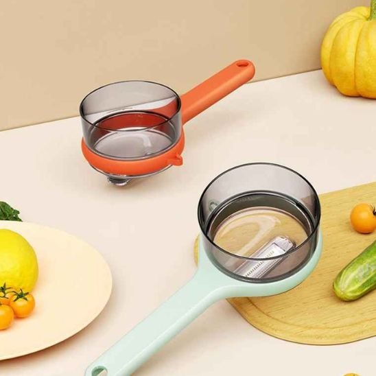 Deux eplucheur legume posé sur comptoir avec concombre citron mini tomate