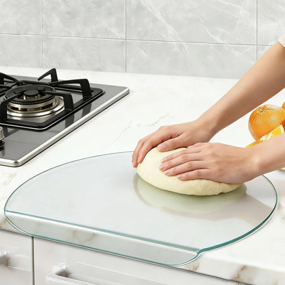 Pasteque coupe en triangle sur Planche a decouper avec rebord noir