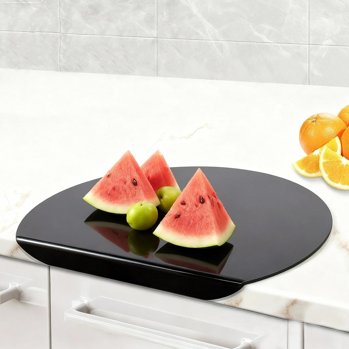 Pasteque coupe en triangle sur Planche a decouper avec rebord noir