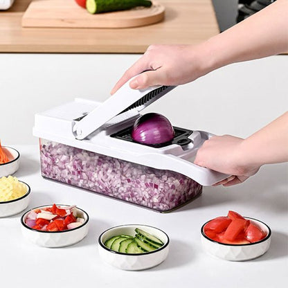 Coupe legume blanc contenant oignon haché sut table blanc 