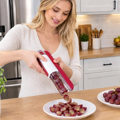 Coupe légumes manuel utilisé par femme souriante pour couper raisin