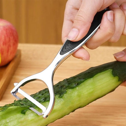 Epluche legume pelant concombre sur table en bois