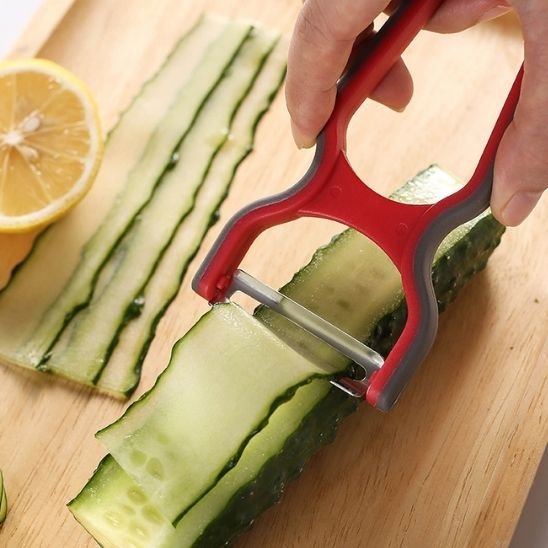 Epluche legumes pour couper concombre en bande