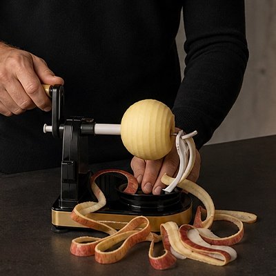 Éplucheur à pommes actionner avec manivelle contenant pomme éplucher 