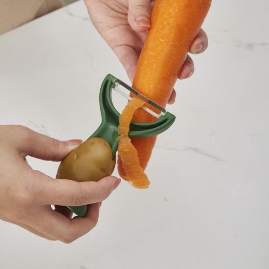 Éplucheuses à pommes de terre épluchant carotte