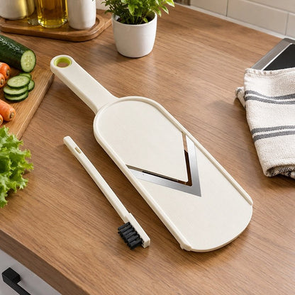 Mandoline Cuisine lame en V posé sur table en bois avec brosse 