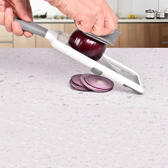 Mandoline japonaise avec tranche d'oignon rouge