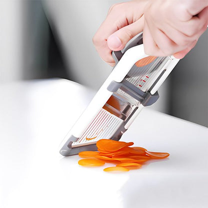 Mandoline japonaise sur comptoire de cuisine avec tranche de carotte