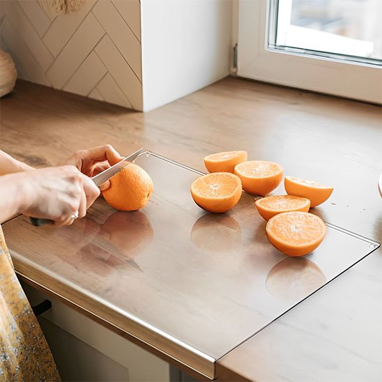 Oranges coupés poser sur Planche à découper avec rebord sur comptoir de cuisine