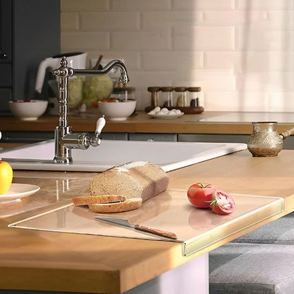 Pain et tomate tranché sur Planche à découper avec rebord