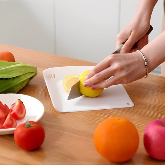 planche a decouper assiette tomate orange entier