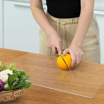 Planche à découper avec rebord poser sur table en bois pour couper orange