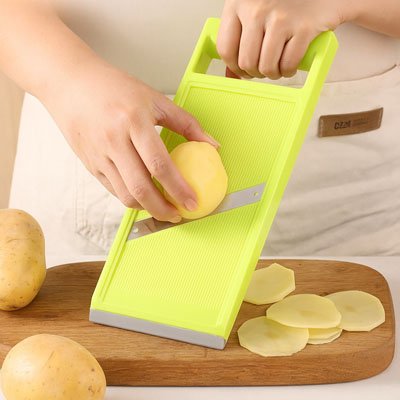 Tranche fine de pomme de terre couper parCuisine Mandoline sur planche en bois